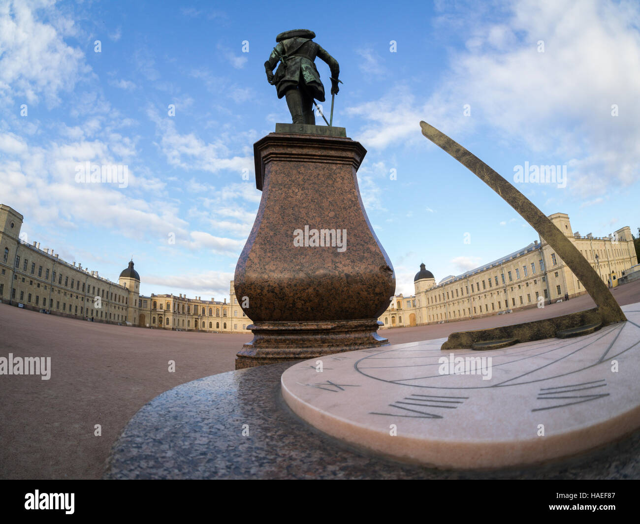Gatchina.Russia.27 Ott 2015.statua di Paul prima di fronte al palazzo di Gatchina . Foto Stock
