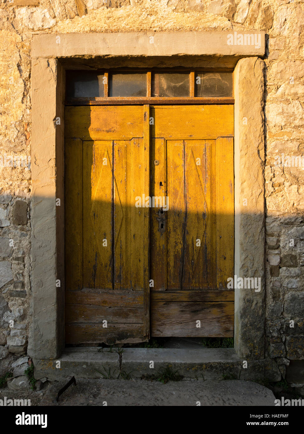 Vecchia porta di legno, ronzio, Istria, Repubblica di Croazia. Foto Stock