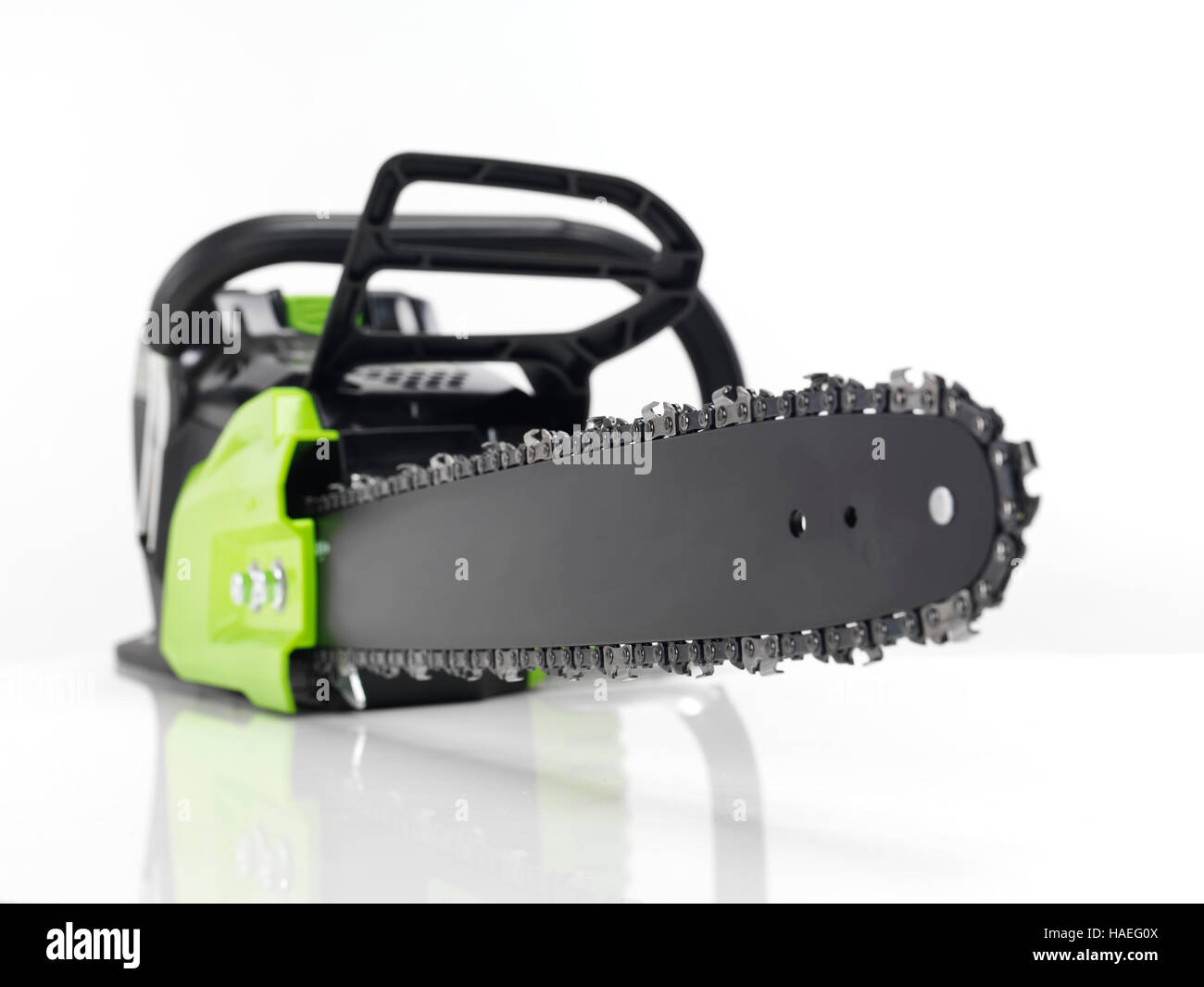 Cordless elettrico alimentato da batteria chainsaw isolato su bianco Foto Stock