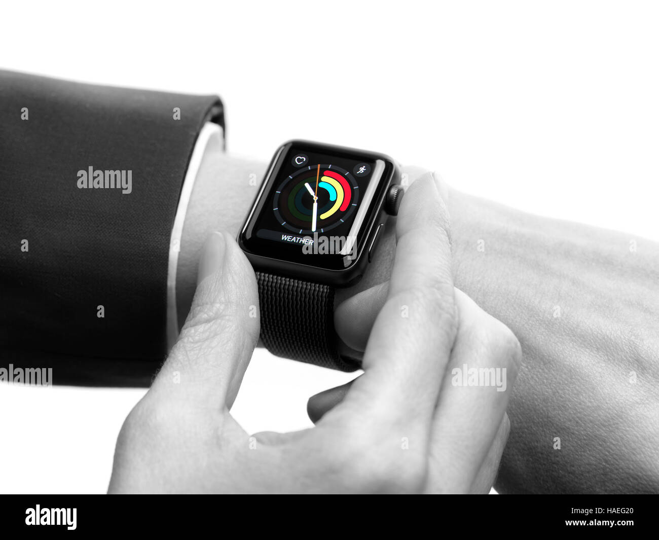 Donna con mano Apple Watch smartwatch sul suo polso visualizzazione attività quotidiana e esercizio isolato su sfondo bianco Foto Stock