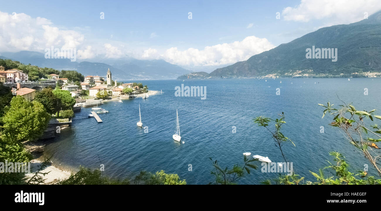 Cremia, Italia - 25 agosto 2015: Panorama del villaggio di Cremia direttamente affacciato sul lago di Como. Foto Stock