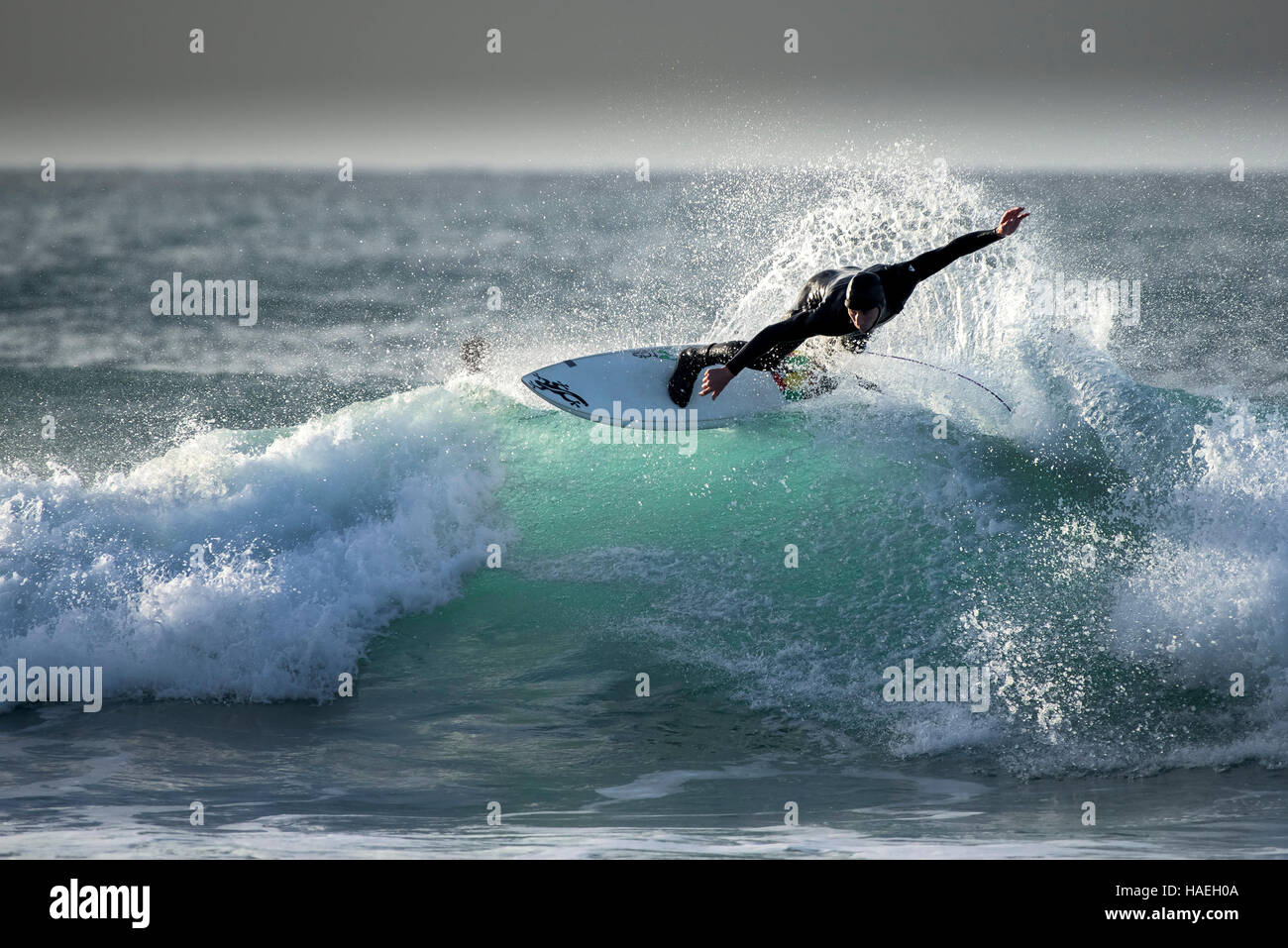 Surfer. Surf. Fistral. La Cornovaglia. Regno Unito. Foto Stock