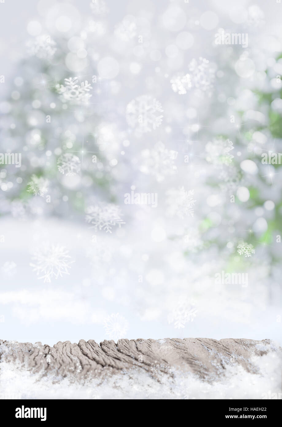 Sfondo di Natale neve ghiaccio sul vecchio fiocchi di neve in legno sfocato Foto Stock