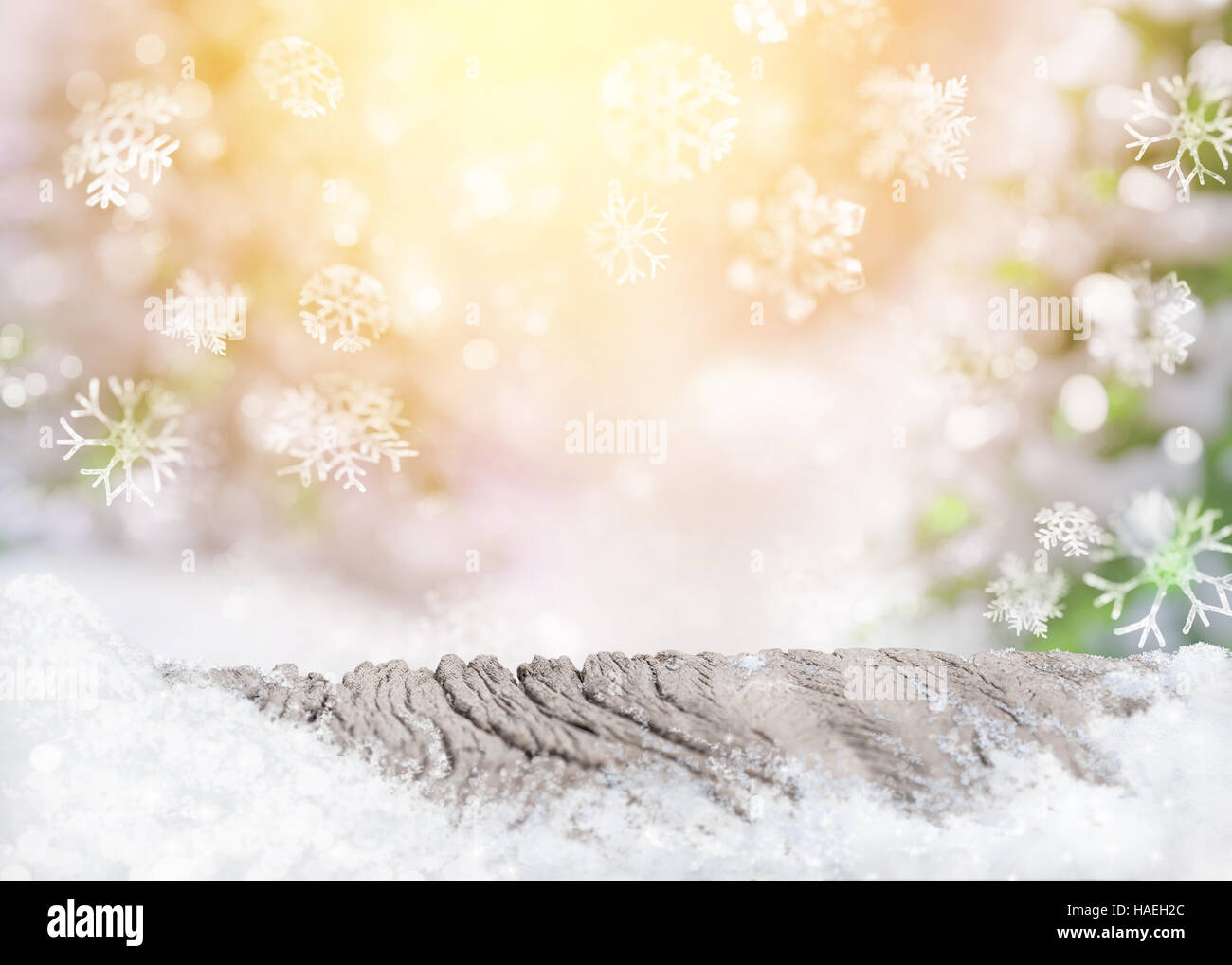 Sfondo di Natale neve ghiaccio sul vecchio fiocchi di neve in legno sfocato Foto Stock