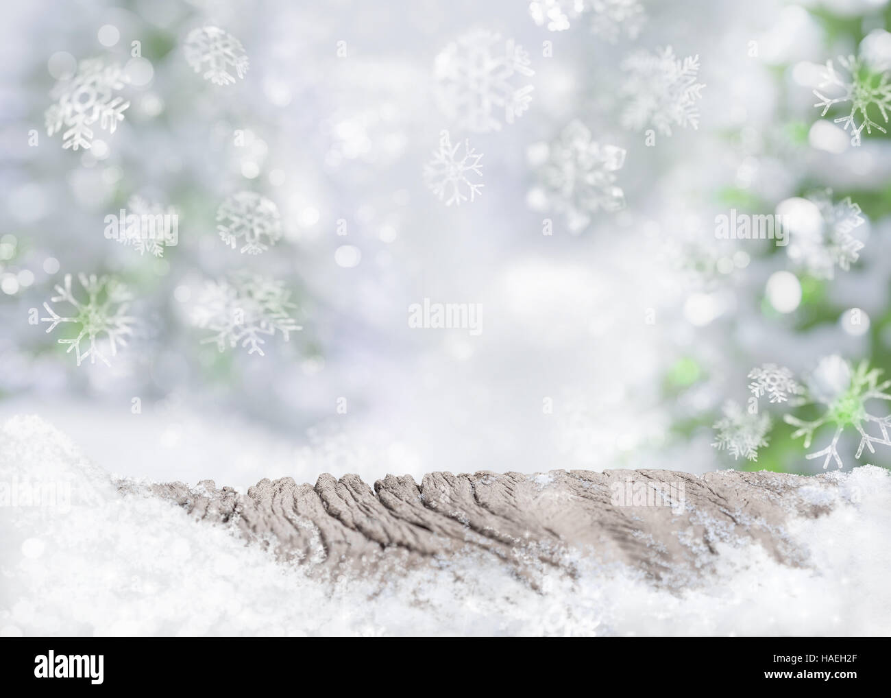 Sfondo di Natale neve ghiaccio sul vecchio fiocchi di neve in legno sfocato Foto Stock