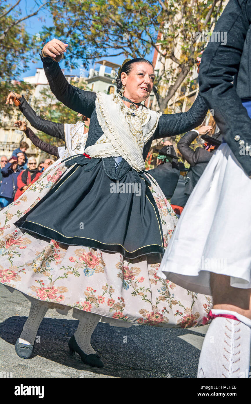 L uomo e la donna in costume locale,eseguire una danza tradizionale su Plaza del Mercado (Plaça del Mercat),Valencia Foto Stock