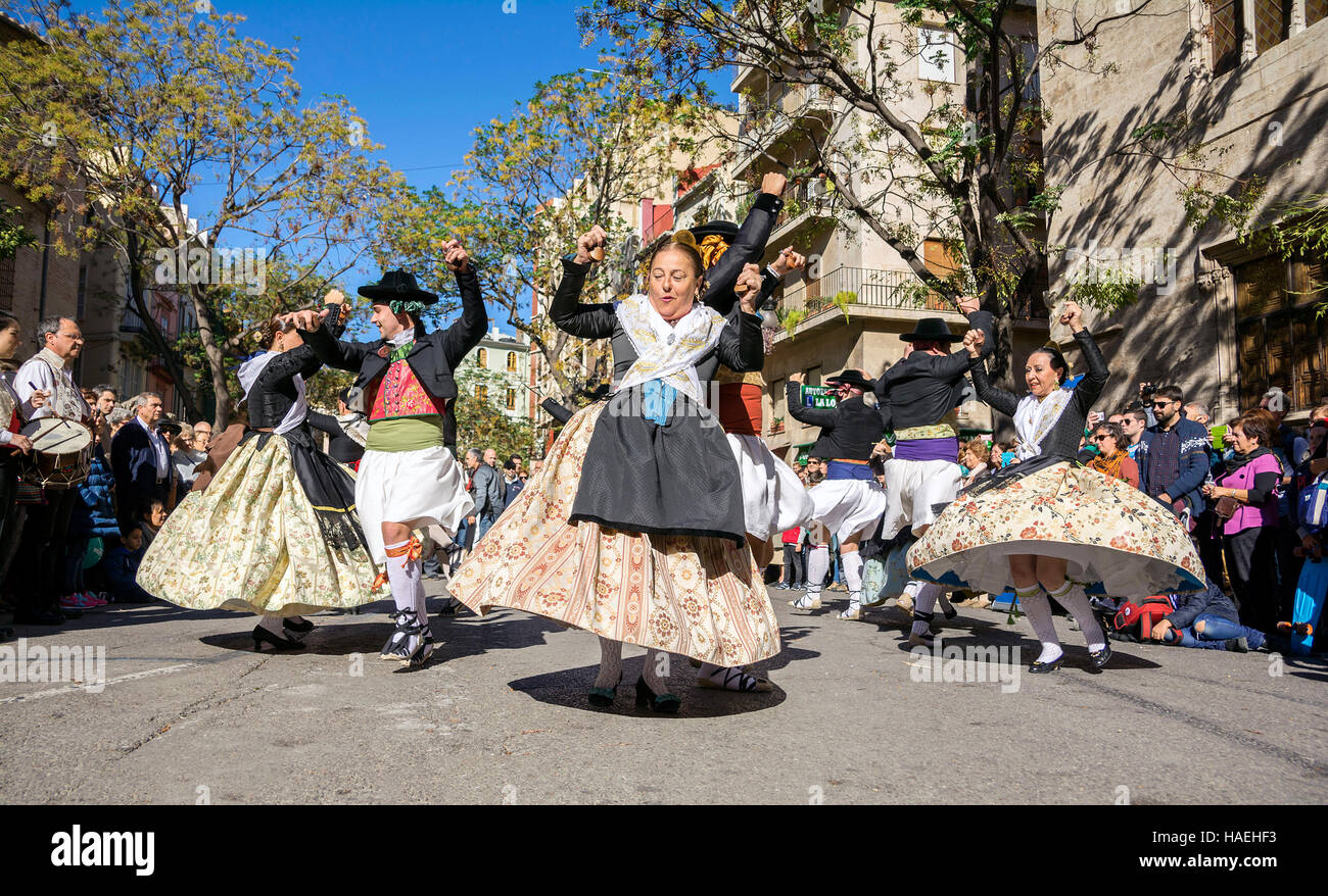 L uomo e la donna in costume locale,eseguire una danza tradizionale su Plaza del Mercado (Plaça del Mercat),Valencia Foto Stock