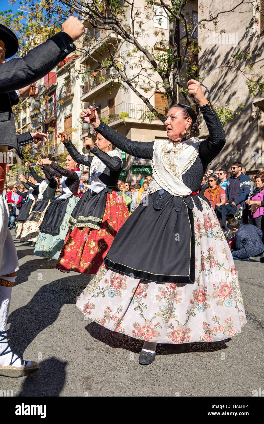 L uomo e la donna in costume locale,eseguire una danza tradizionale su Plaza del Mercado (Plaça del Mercat),Valencia Foto Stock