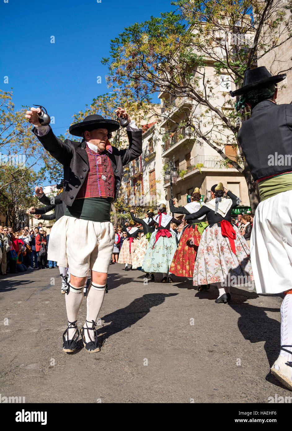 Uomo in costume locale,eseguire una danza tradizionale su Plaza del Mercado (Plaça del Mercat),Valencia Foto Stock