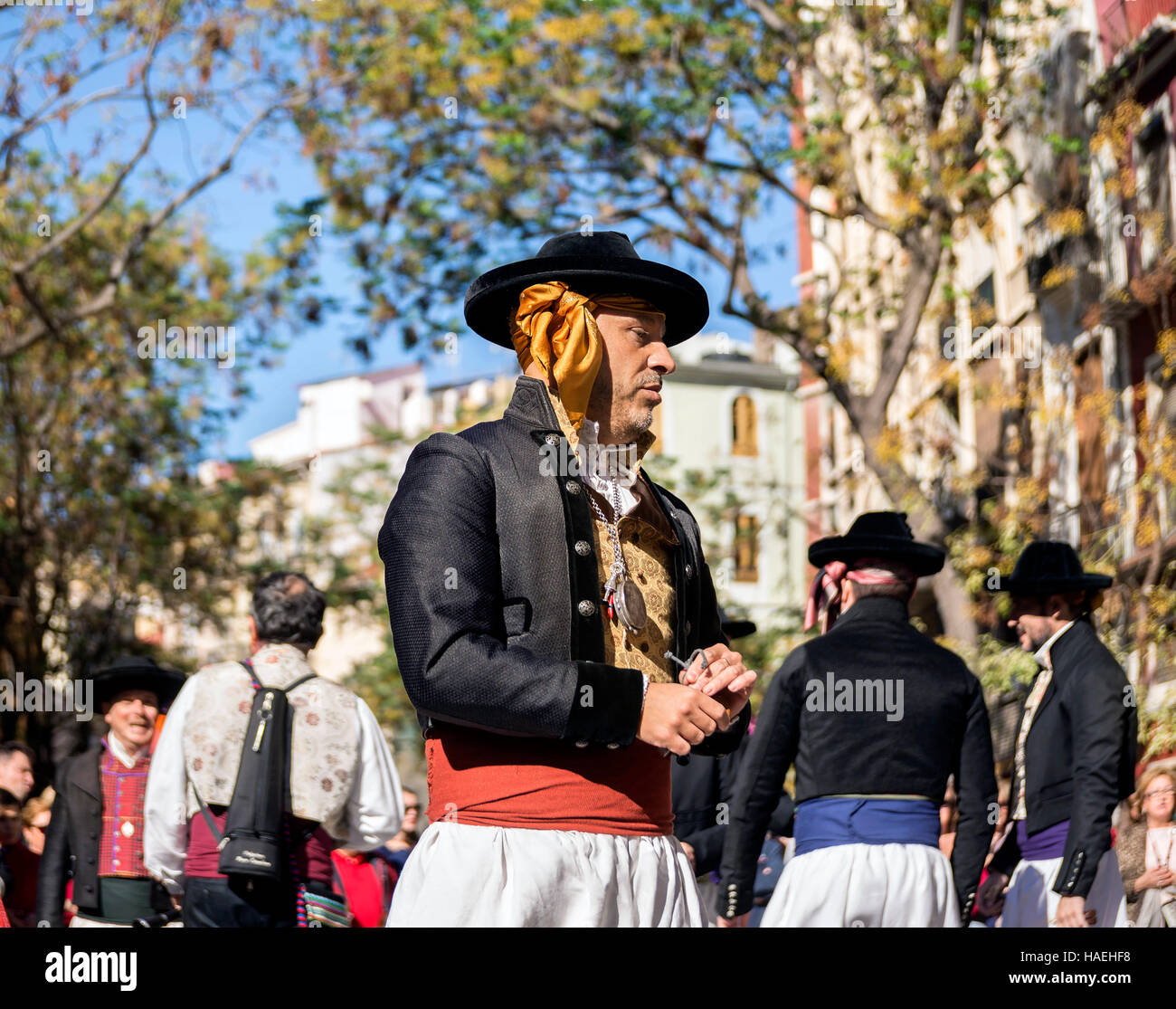 Uomo in costume locale,eseguire una danza tradizionale su Plaza del Mercado (Plaça del Mercat),Valencia Foto Stock