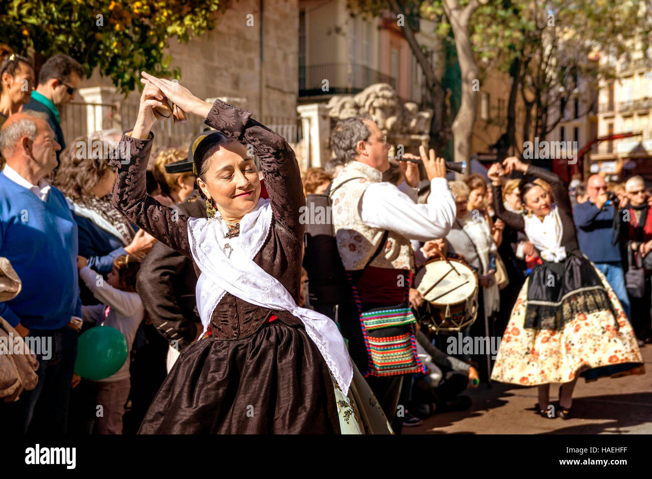 Le donne in costume locale,eseguire una danza tradizionale su Plaza del Mercado (Plaça del Mercat),Valencia Foto Stock