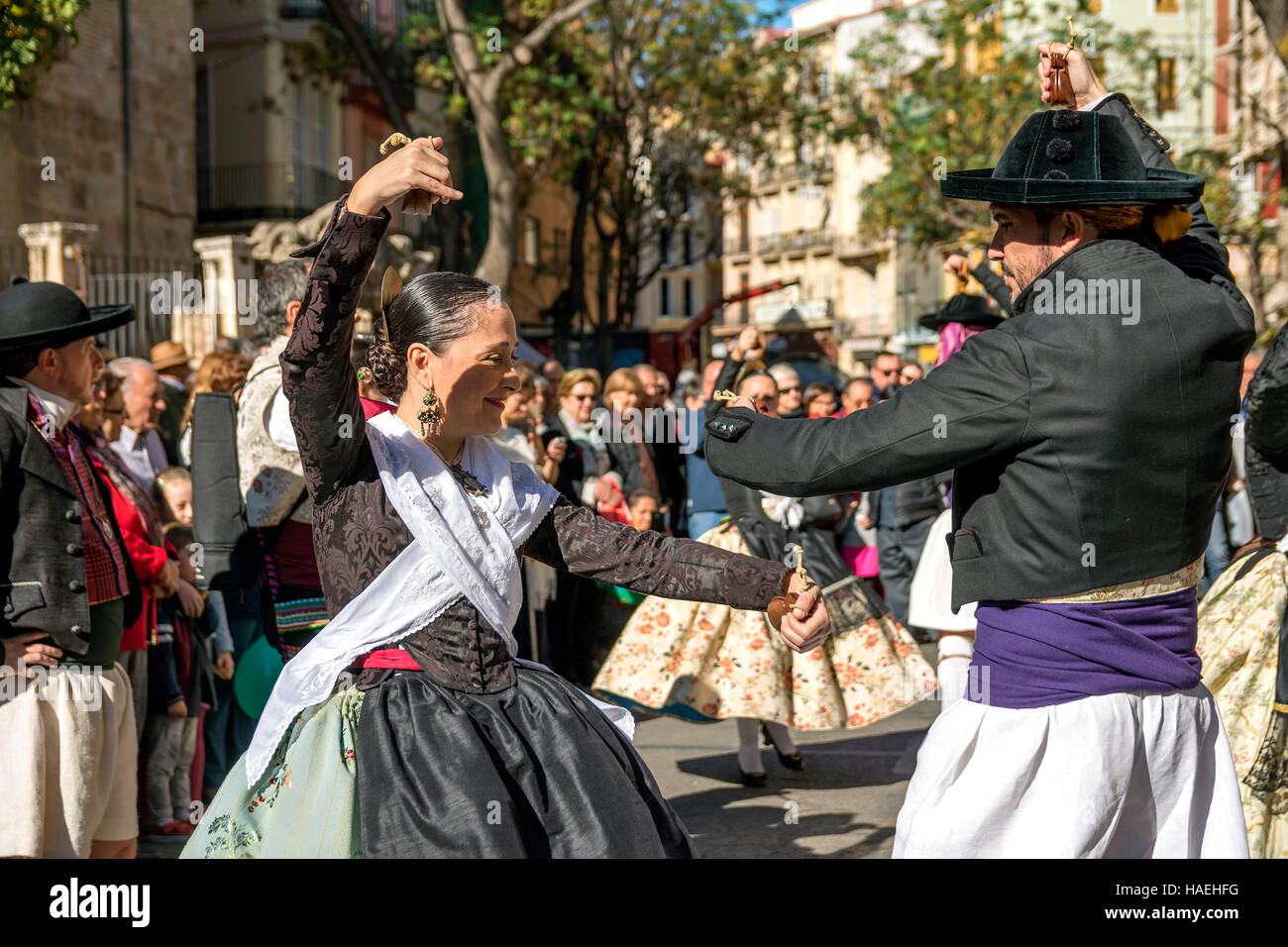 L uomo e la donna in costume locale,eseguire una danza tradizionale su Plaza del Mercado (Plaça del Mercat),Valencia Foto Stock