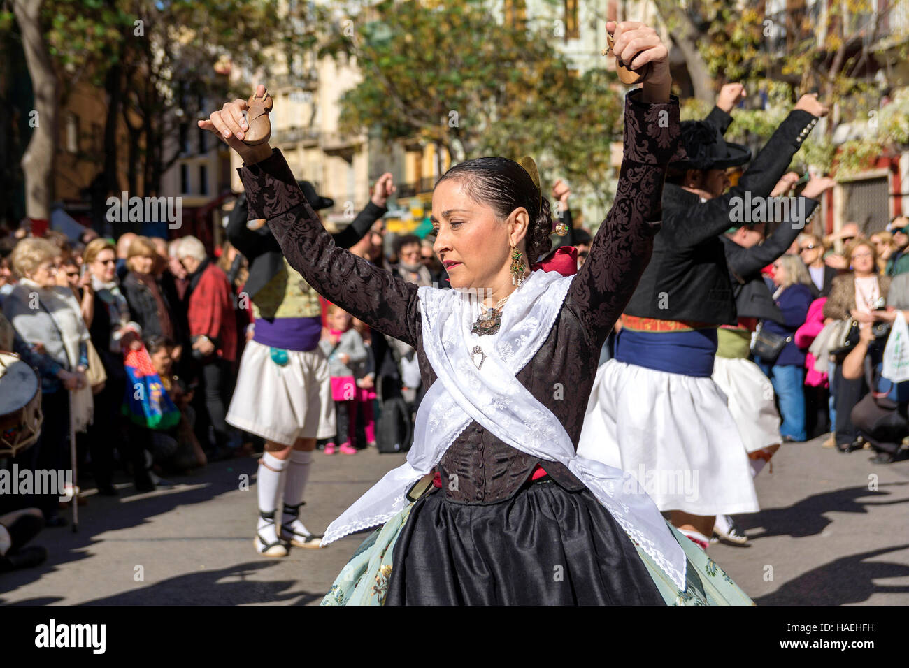 Le donne in costume locale,eseguire una danza tradizionale su Plaza del Mercado (Plaça del Mercat),Valencia Foto Stock