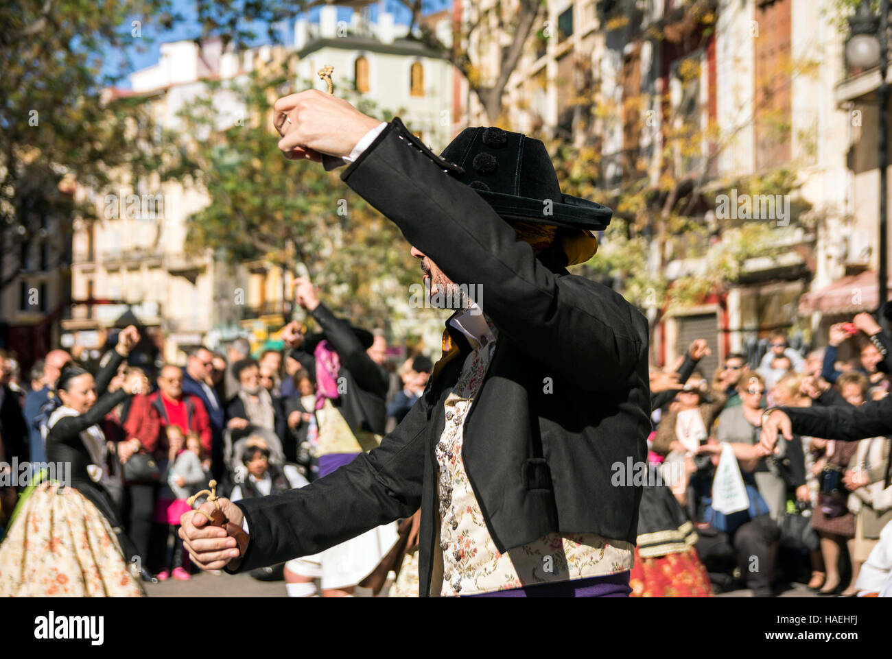 Uomo in costume locale,eseguire una danza tradizionale su Plaza del Mercado (Plaça del Mercat),Valencia Foto Stock