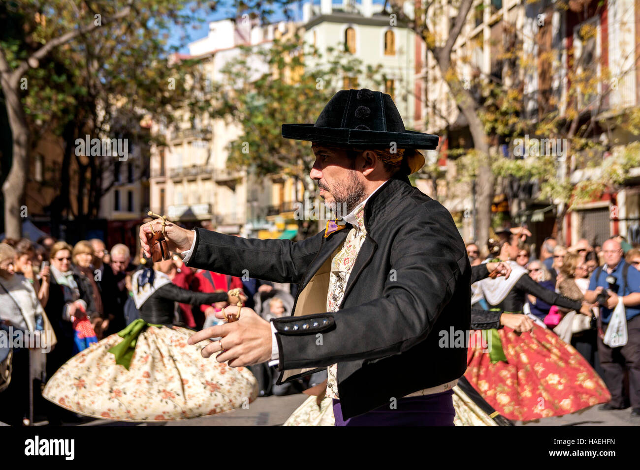 Uomo in costume locale,eseguire una danza tradizionale su Plaza del Mercado (Plaça del Mercat),Valencia Foto Stock