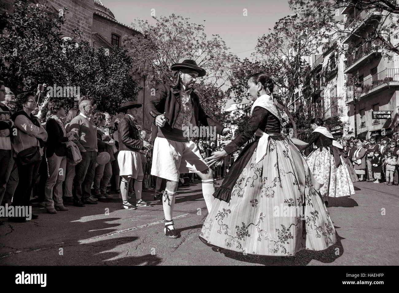 L uomo e la donna in costume locale,eseguire una danza tradizionale su Plaza del Mercado (Plaça del Mercat),Valencia Foto Stock