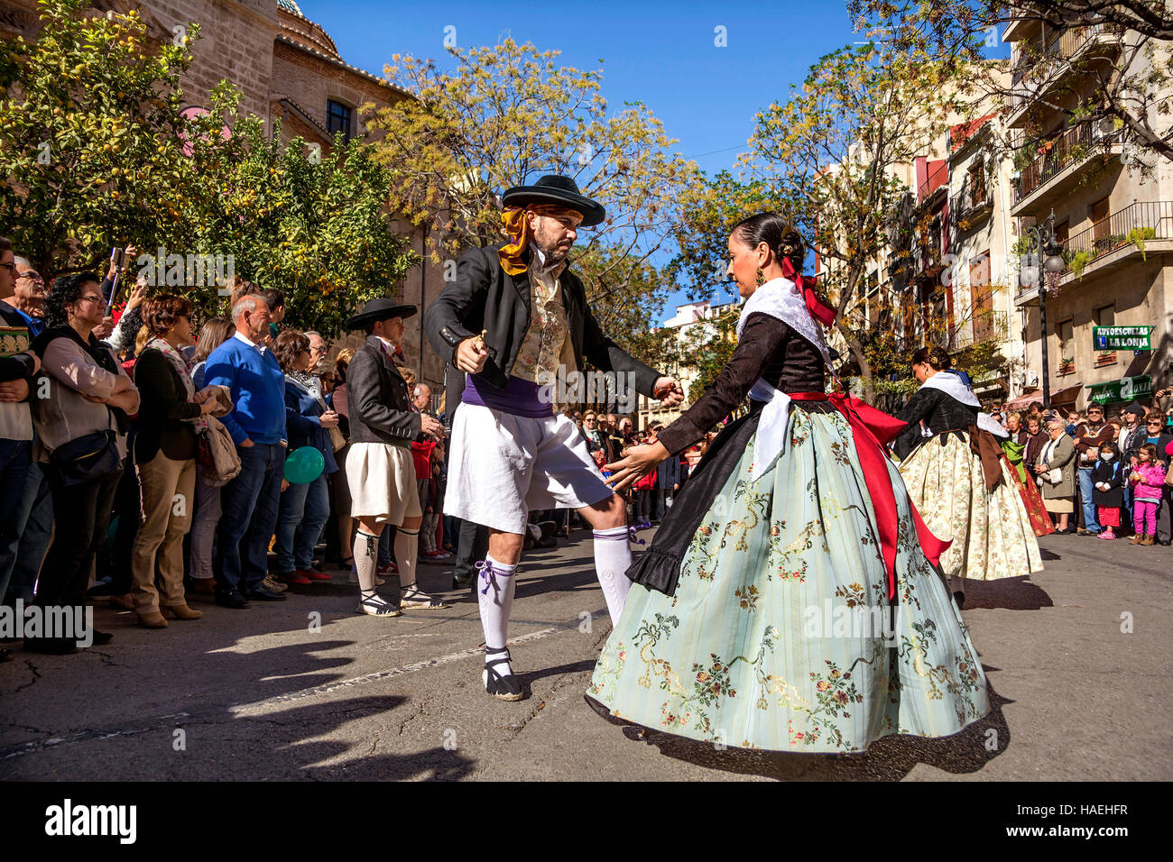 L uomo e la donna in costume locale,eseguire una danza tradizionale su Plaza del Mercado (Plaça del Mercat),Valencia Foto Stock