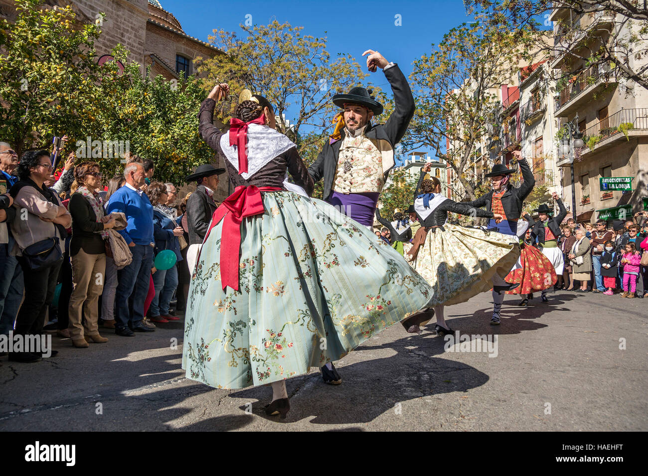 L uomo e la donna in costume locale,eseguire una danza tradizionale su Plaza del Mercado (Plaça del Mercat),Valencia Foto Stock
