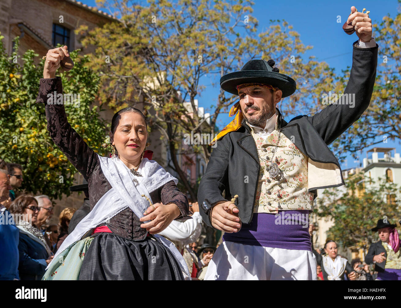 L uomo e la donna in costume locale,eseguire una danza tradizionale su Plaza del Mercado (Plaça del Mercat),Valencia Foto Stock