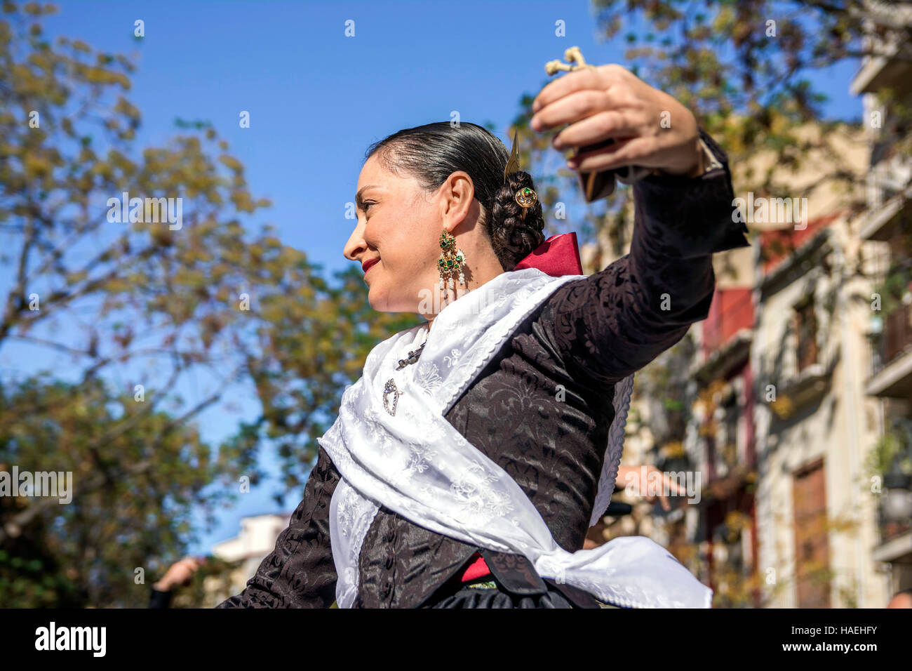Le donne in costume locale,eseguire una danza tradizionale su Plaza del Mercado (Plaça del Mercat),Valencia Foto Stock