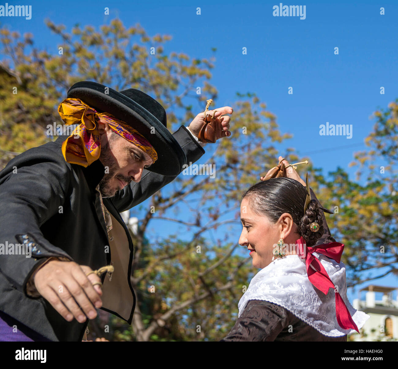 L uomo e la donna in costume locale,eseguire una danza tradizionale su Plaza del Mercado (Plaça del Mercat),Valencia Foto Stock