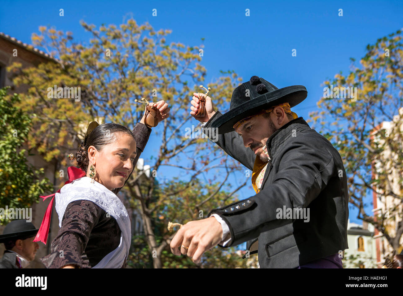 L uomo e la donna in costume locale,eseguire una danza tradizionale su Plaza del Mercado (Plaça del Mercat),Valencia Foto Stock