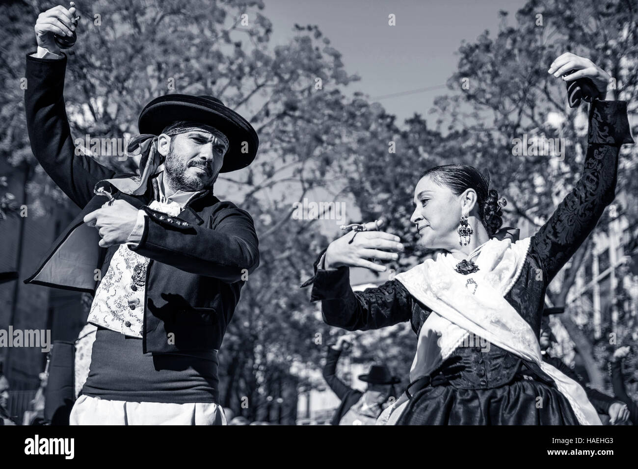 L uomo e la donna in costume locale,eseguire una danza tradizionale su Plaza del Mercado (Plaça del Mercat),Valencia Foto Stock