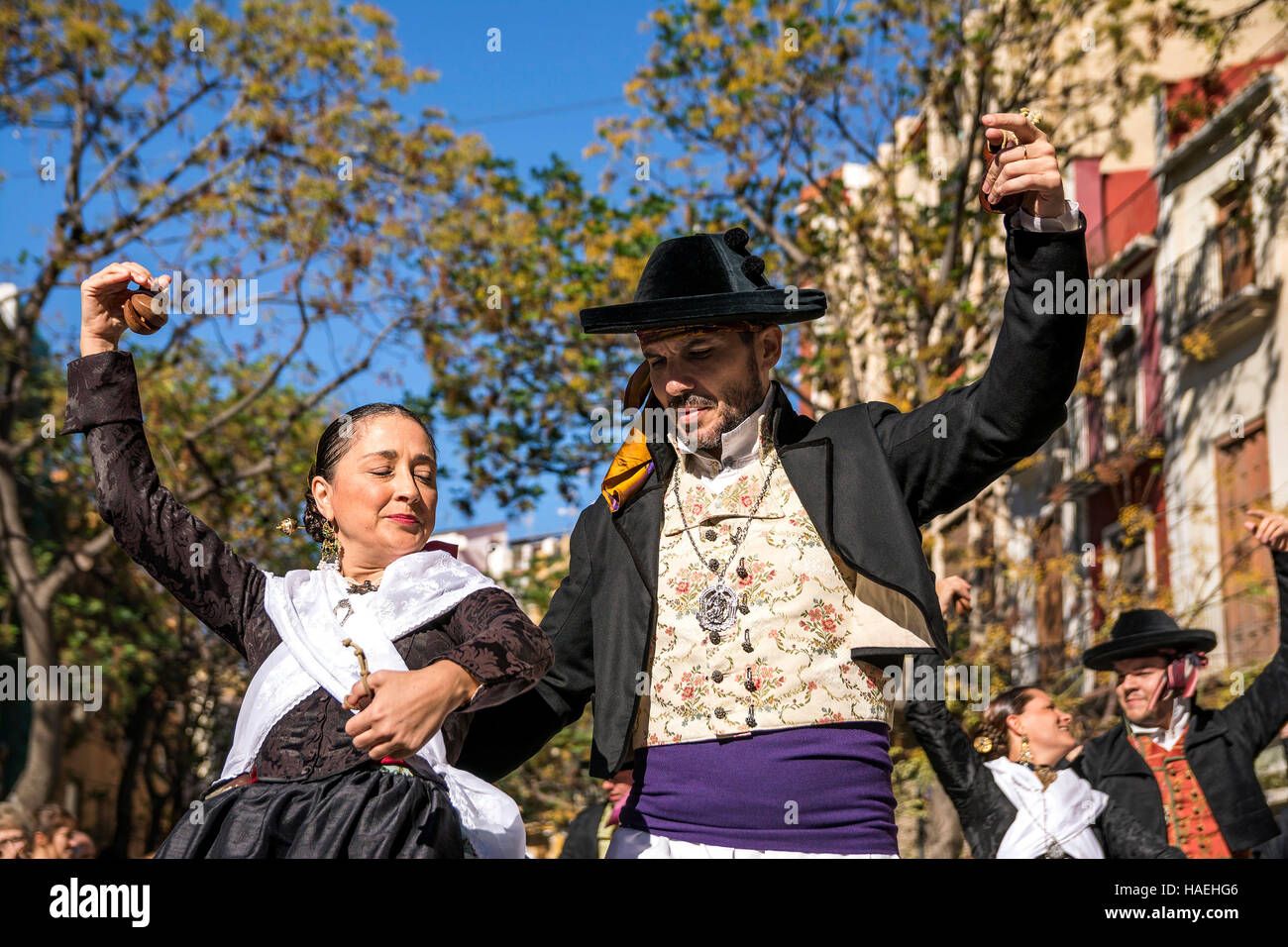 L uomo e la donna in costume locale,eseguire una danza tradizionale su Plaza del Mercado (Plaça del Mercat),Valencia Foto Stock