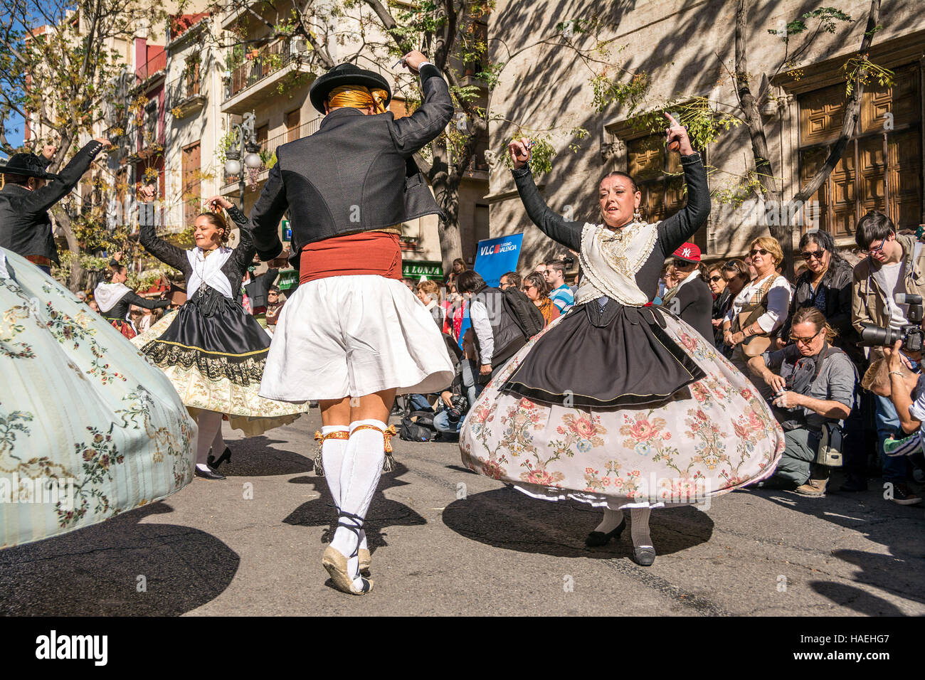 L uomo e la donna in costume locale,eseguire una danza tradizionale su Plaza del Mercado (Plaça del Mercat),Valencia Foto Stock