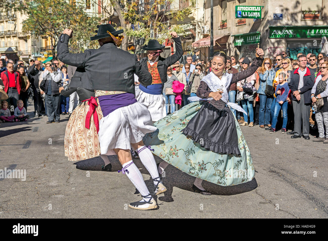 L uomo e la donna in costume locale,eseguire una danza tradizionale su Plaza del Mercado (Plaça del Mercat),Valencia Foto Stock