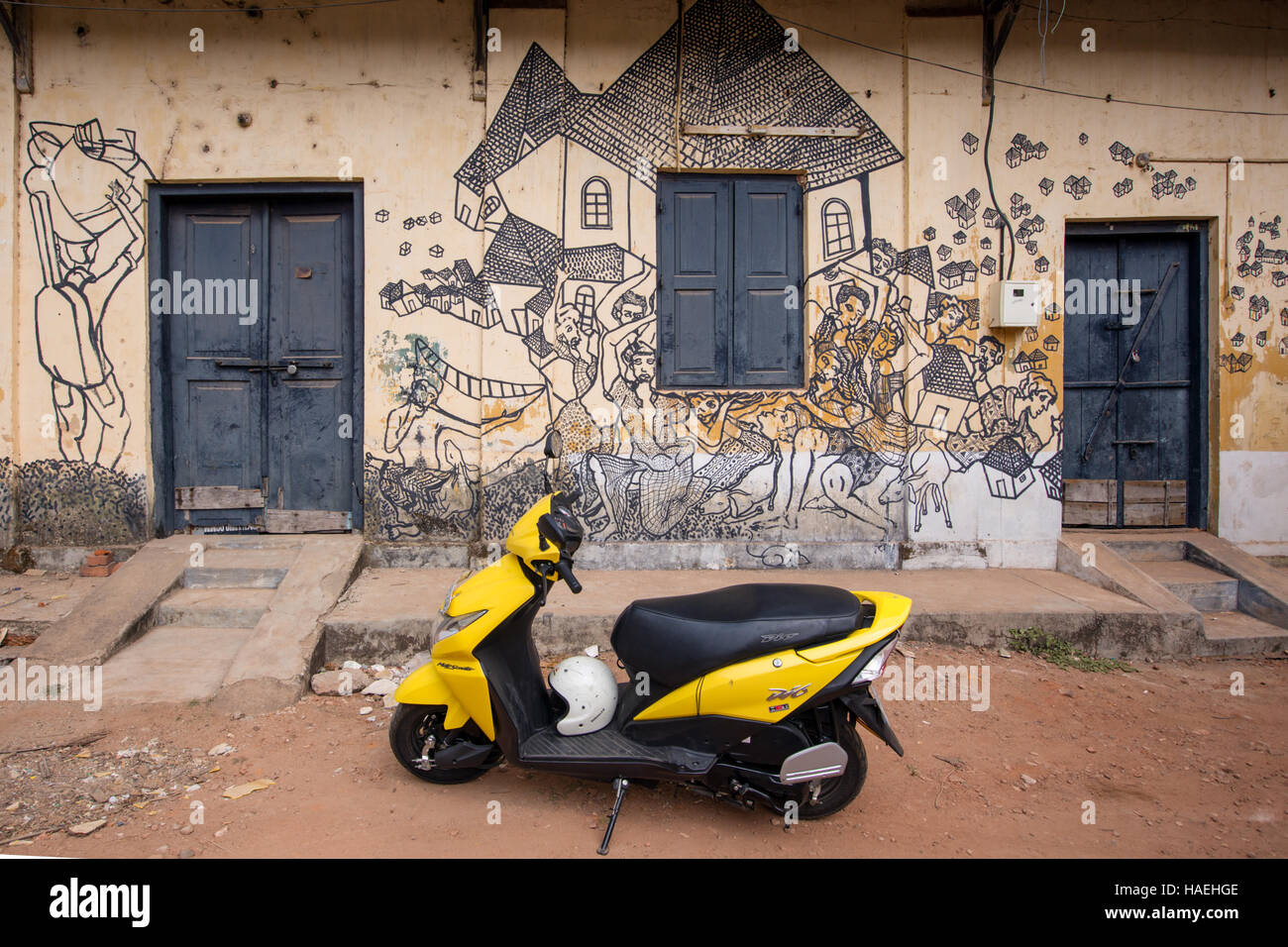 Graffiti e scooter giallo Foto Stock
