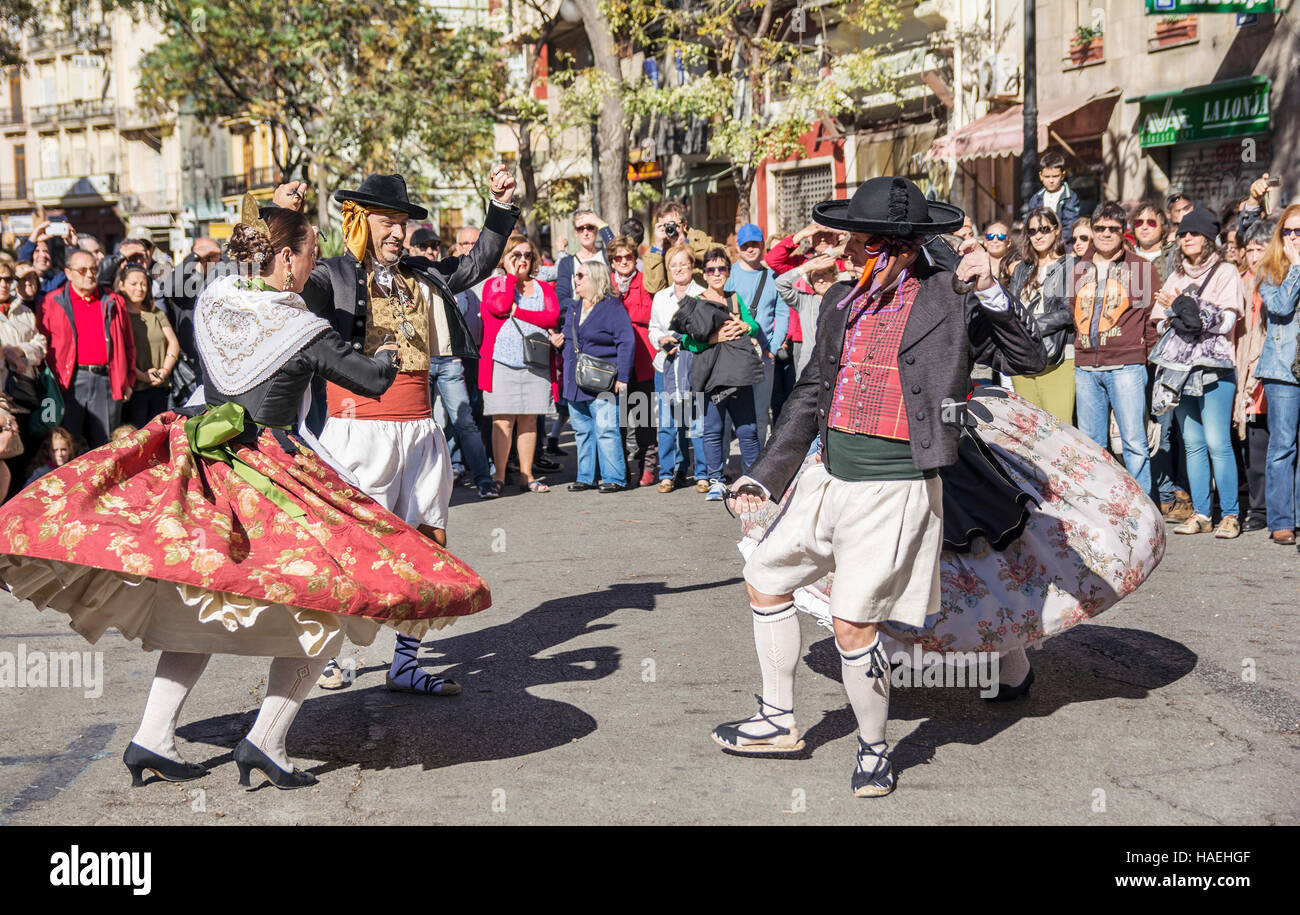 L uomo e la donna in costume locale,eseguire una danza tradizionale su Plaza del Mercado (Plaça del Mercat),Valencia Foto Stock