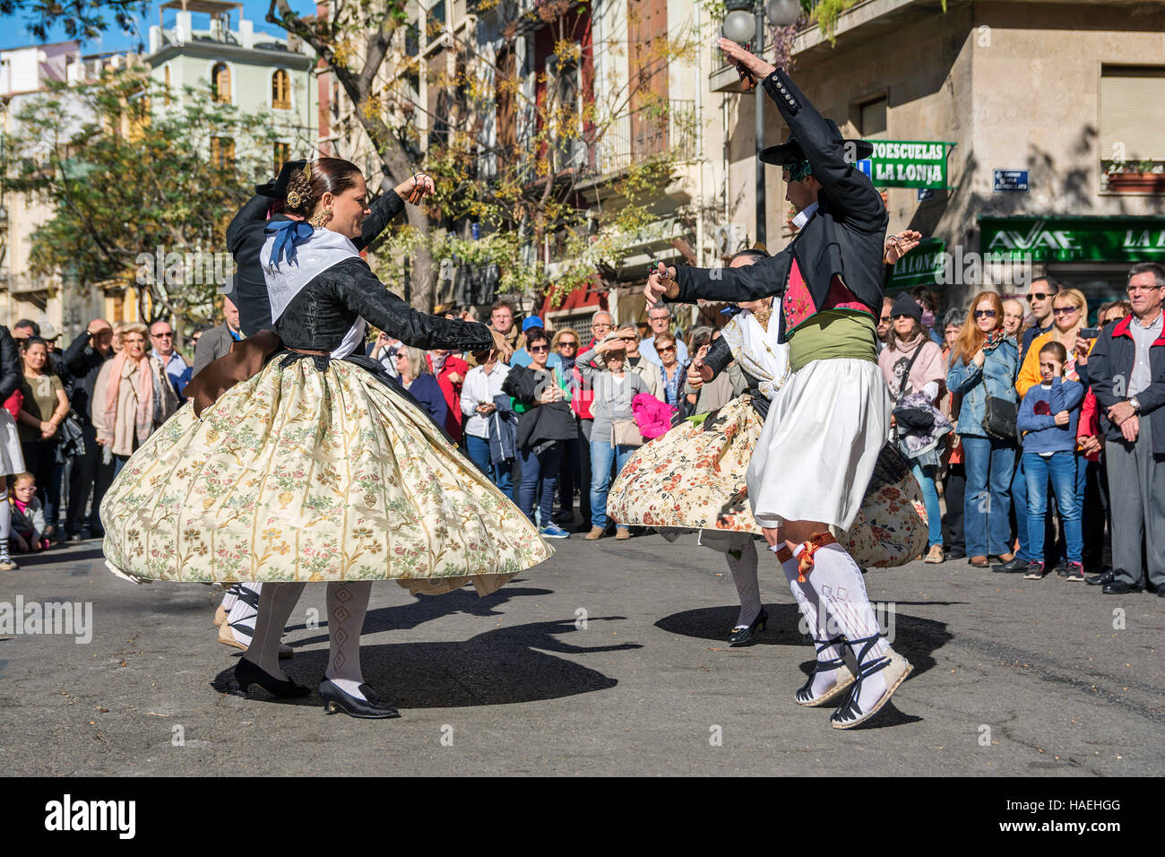 L uomo e la donna in costume locale,eseguire una danza tradizionale su Plaza del Mercado (Plaça del Mercat),Valencia Foto Stock