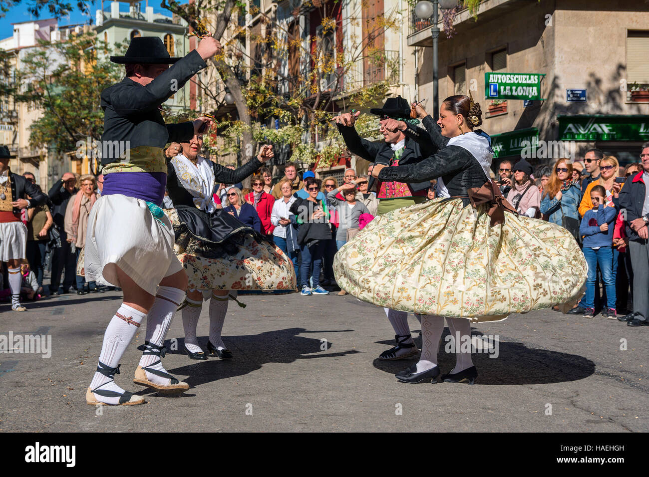 L uomo e la donna in costume locale,eseguire una danza tradizionale su Plaza del Mercado (Plaça del Mercat),Valencia Foto Stock