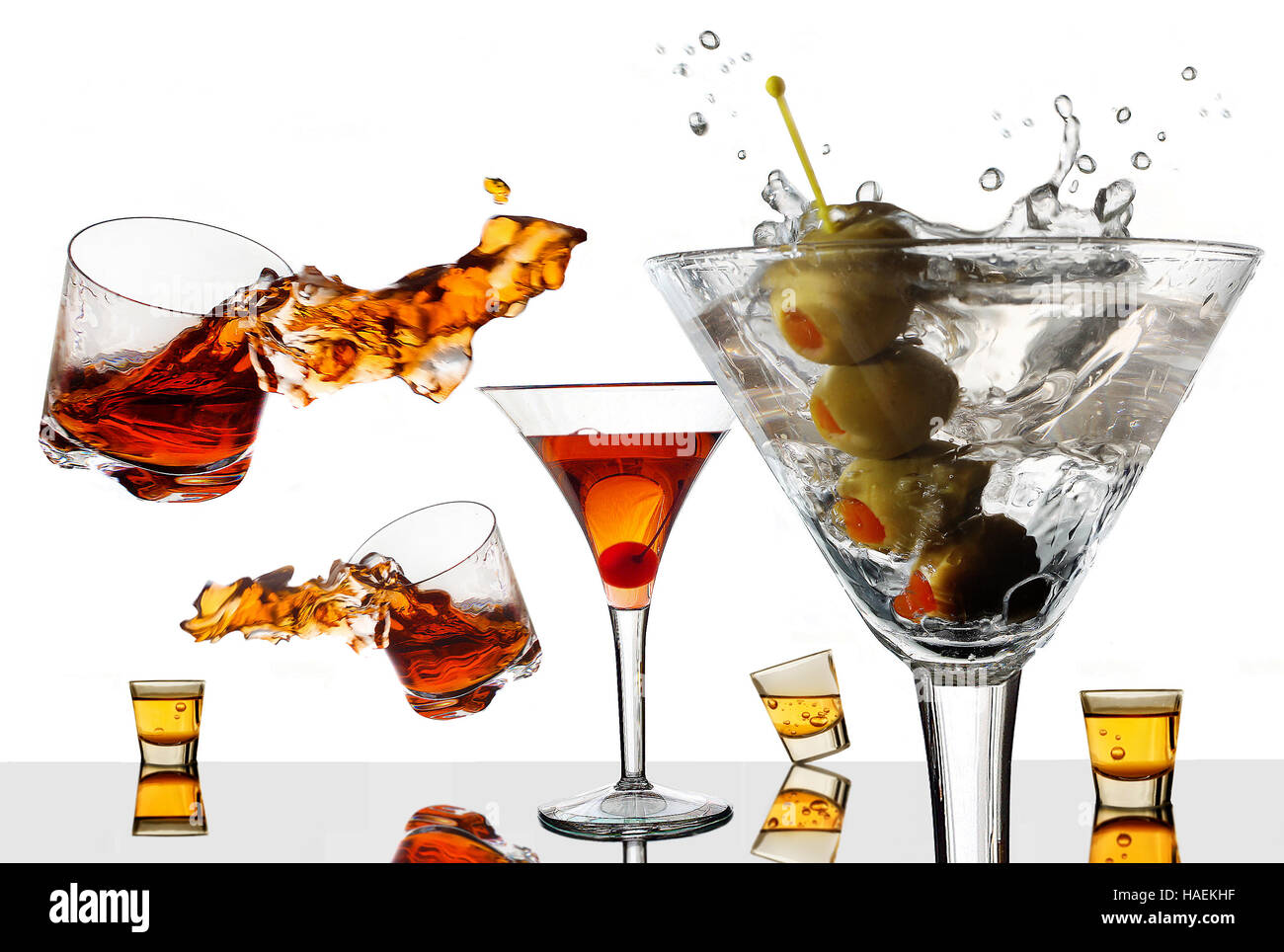 Vecchio cocktail di fare una nuova splash. Cocktail tradizionali sono visti gli schizzi circa in questa illustrazione della foto su sfondo bianco Foto Stock