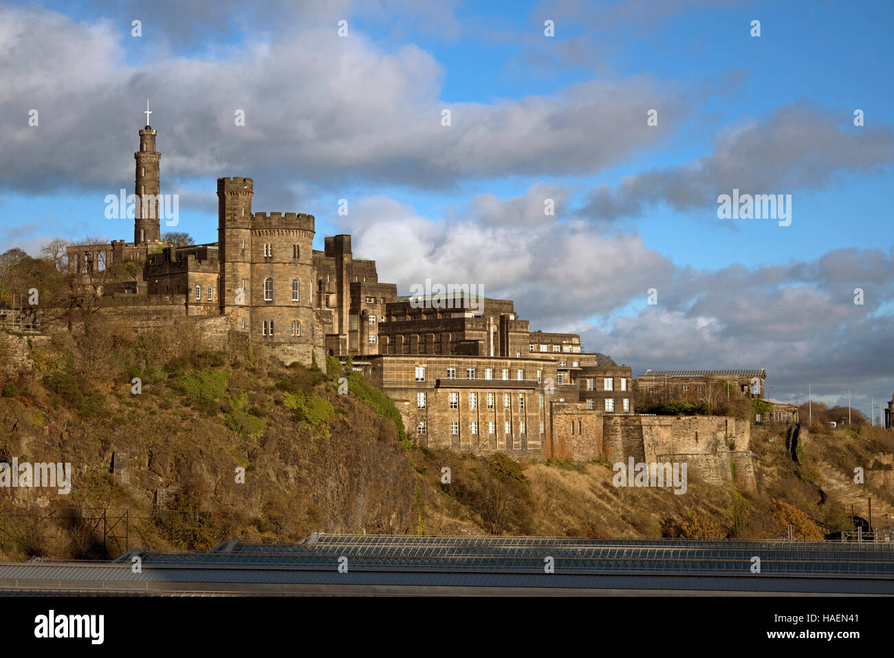 I vari monumenti ed edifici su Calton Hill, Edimburgo, bagnata dal sole invernale. Foto Stock