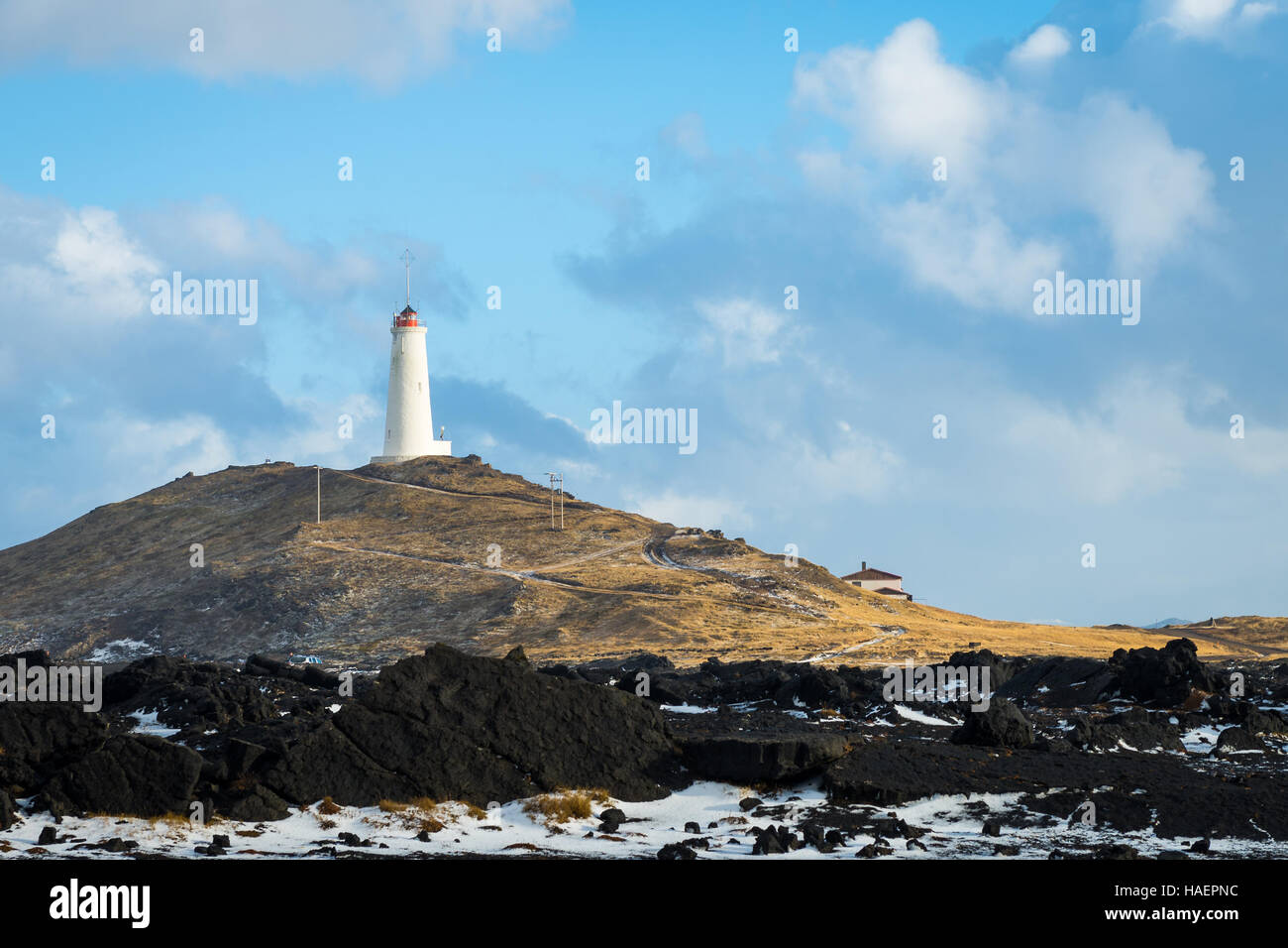 Foto del faro sulla penisola di Reykjanes in Islanda durante il periodo invernale Foto Stock