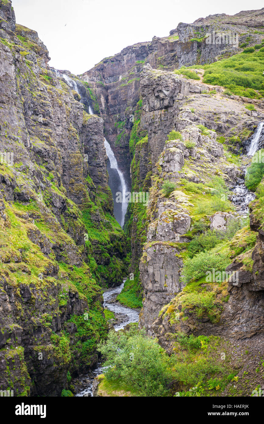 La cascata Glymur durante l estate in Islanda Foto Stock