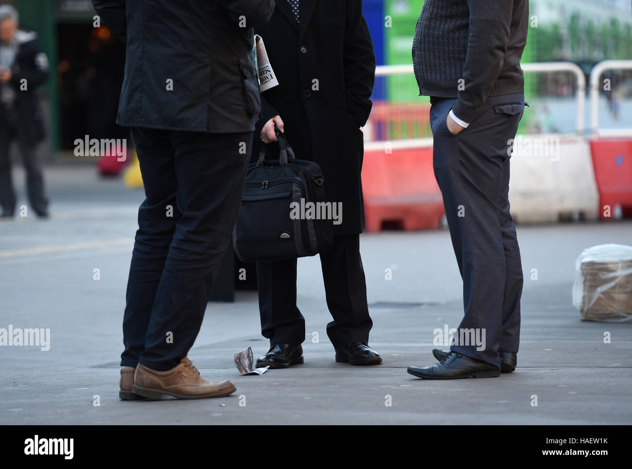 Una visione generale degli uomini che si trovano nei pressi della stazione di Liverpool Street a Londra, secondo una relazione, più di 250,000 giovani donne non ricevono il sostegno necessario per trovare lavoro. Foto Stock