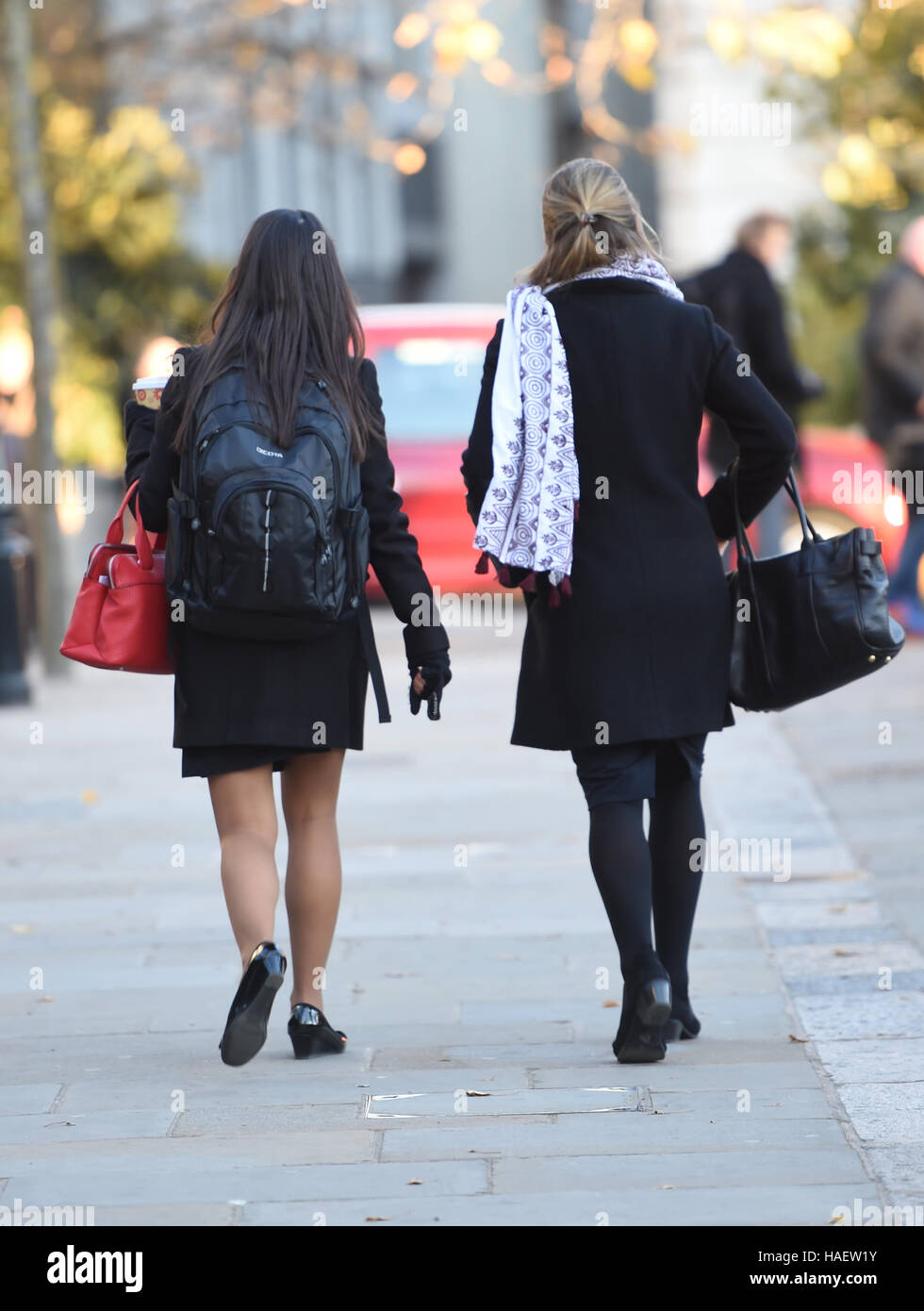 Una visione generale delle donne che camminano vicino alla cattedrale di St Paul, Londra, come un rapporto suggerisce che più di 250,000 giovani donne non stanno ricevendo il sostegno di cui hanno bisogno per trovare lavoro. Foto Stock
