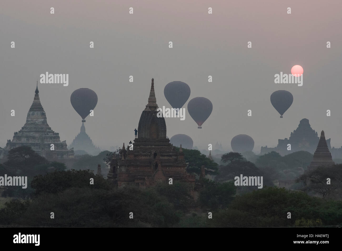 Silhouette di mongolfiere volare sopra i templi di Bagan sito storico, Myanmar. Foto Stock