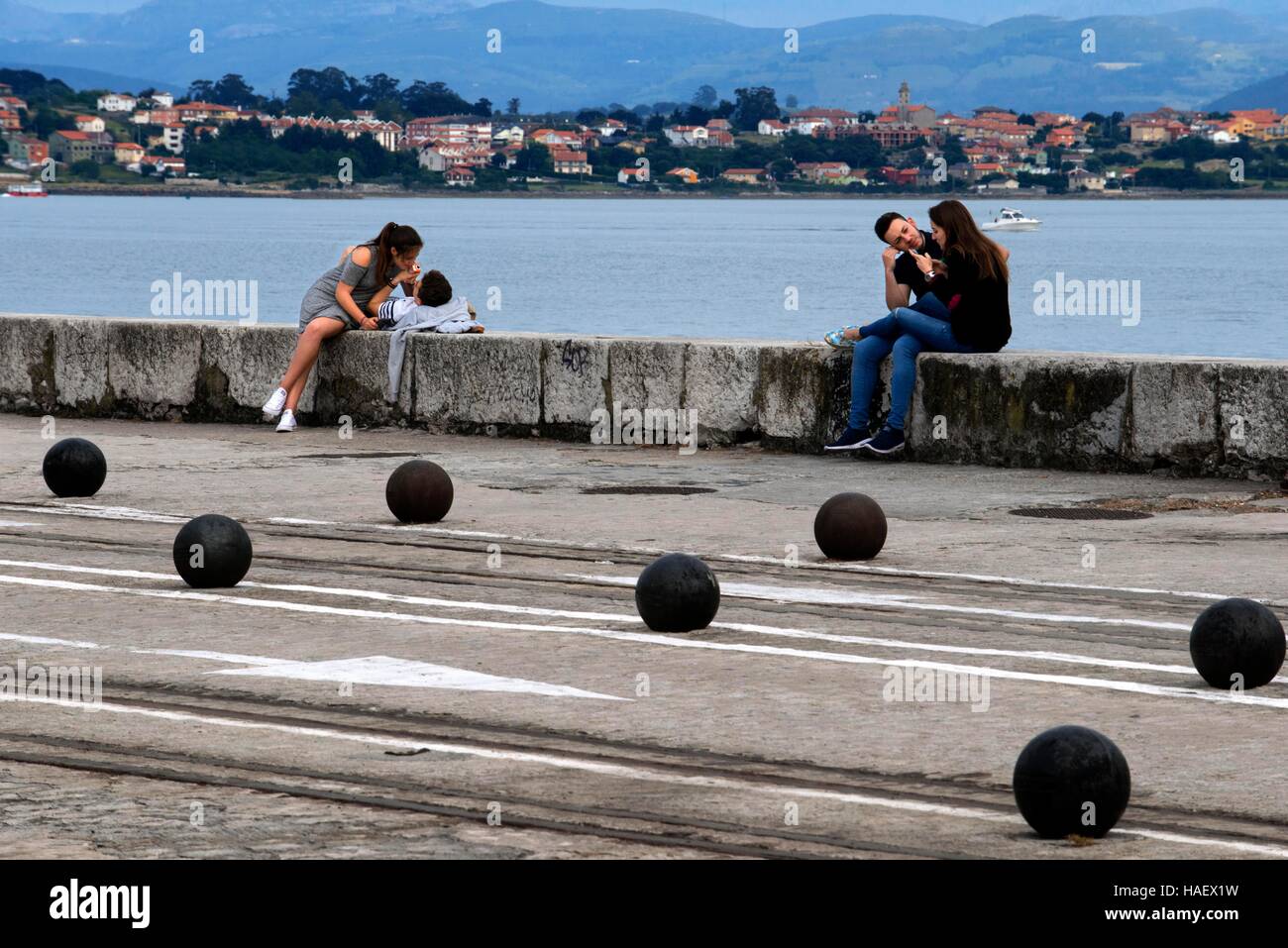 La passeggiata di fronte al mare e a Santander, Cantabria, Spagna settentrionale. Una delle fermate del Transcantabrico Gran Lujo treno di lusso. Foto Stock