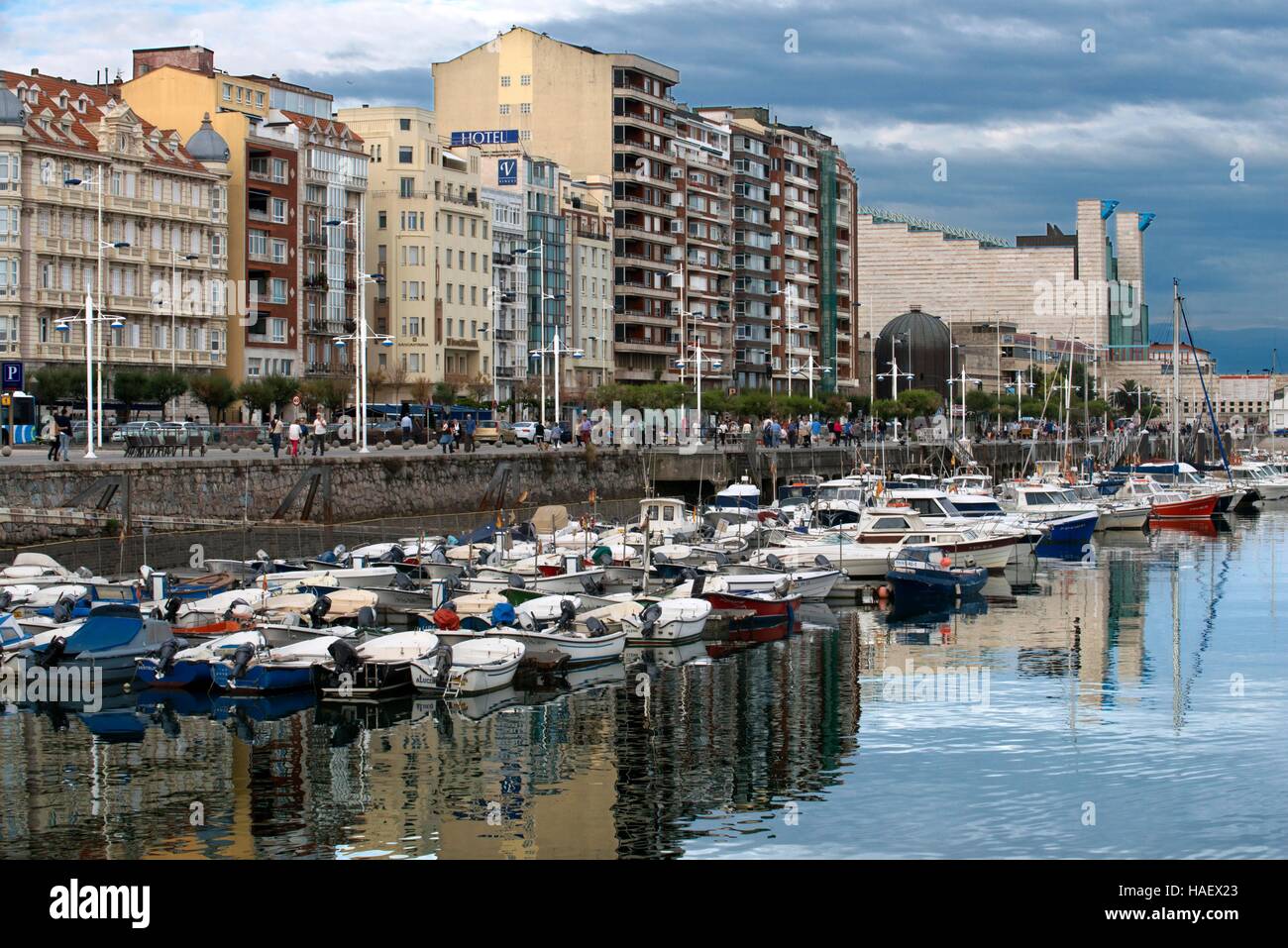 Puerto Chico, il porto ed il lungomare di fronte al mare e a Santander, Cantabria, Spagna settentrionale. Una delle fermate del Transcantabrico Gran Lujo tr di lusso Foto Stock