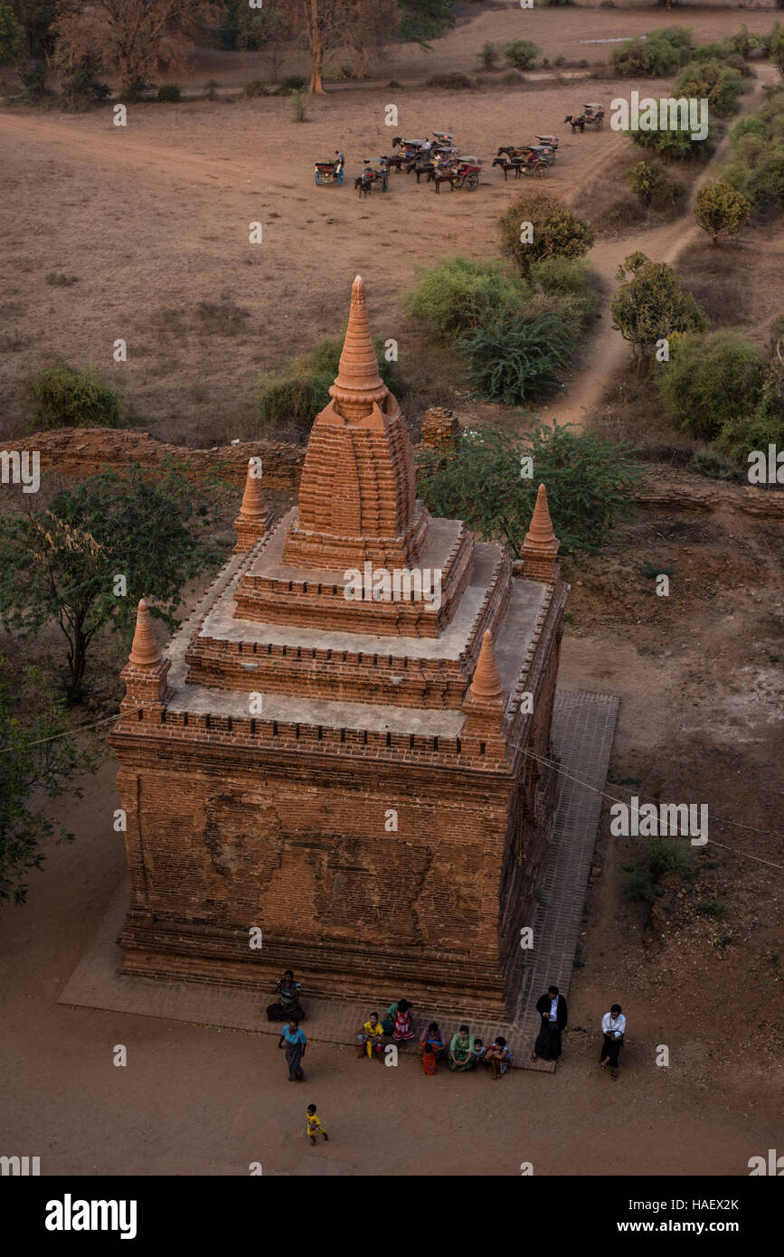 Vista dei templi di Bagan sito storico e cavallo di carrelli, Myanmar. Foto Stock