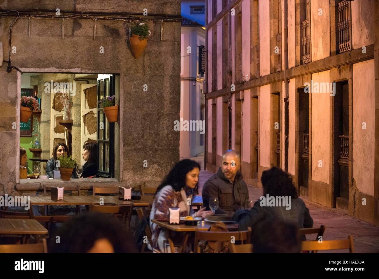 Bar e ristoranti nella città vecchia, Santiago de Compostela, Sito Patrimonio Mondiale dell'UNESCO, Galizia, Spagna. L'ultima fermata del Transcantabrico Gran Lujo l Foto Stock