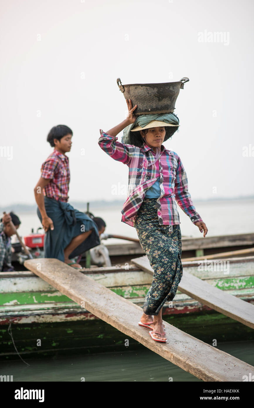 Le donne lo scarico di ghiaia lungo il fiume Ayeyarwaddy vicino a Bagan, Myanmar. Foto Stock
