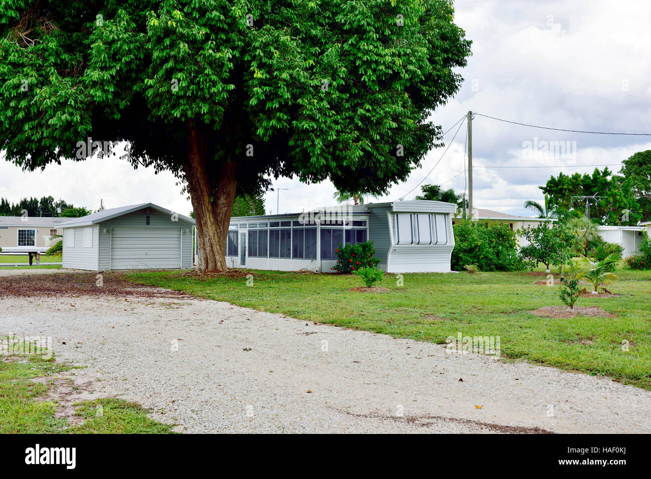 Meno costoso del rimorchio fabbricati derivati casa nel quartiere residenziale, St James City, Florida Foto Stock