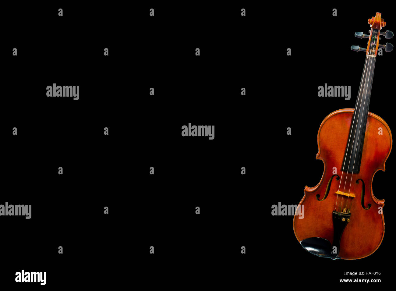 Ancora una vita con un violino, isolati su sfondo nero Foto Stock