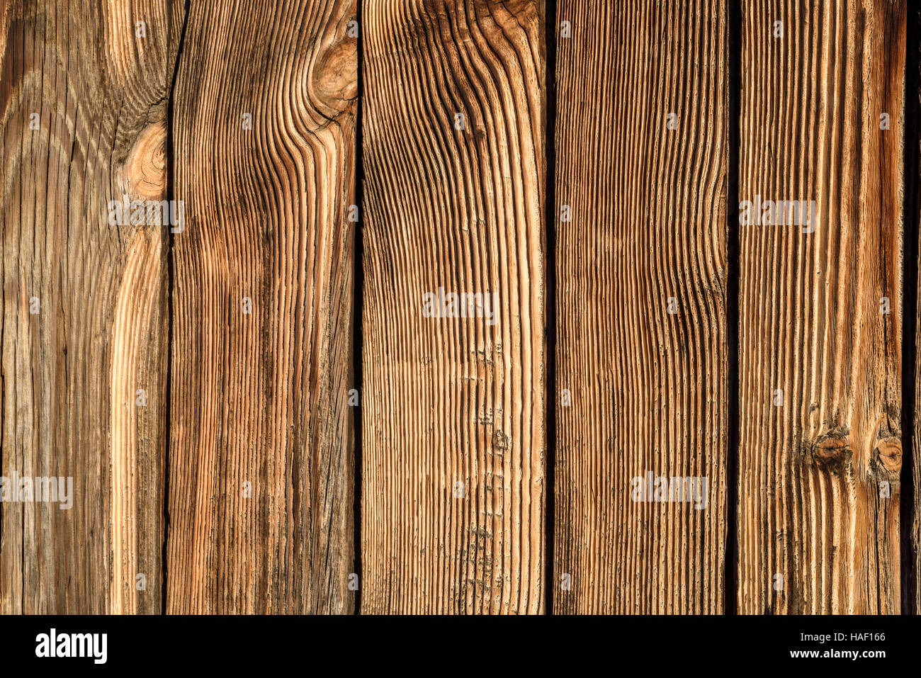 Legno invecchiato texture con modelli di granella dovute all'effetto di resistenza agli agenti atmosferici di pioggia e maltempo. Marrone composizione orizzontale di legname stagionato con co Foto Stock