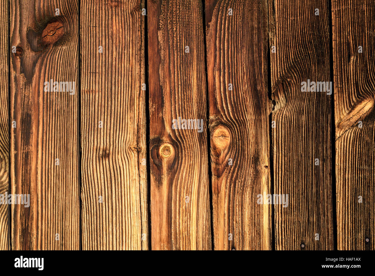 Legno invecchiato texture con modelli di granella dovute all'effetto di resistenza agli agenti atmosferici di pioggia e maltempo. Marrone composizione orizzontale di legname stagionato con co Foto Stock